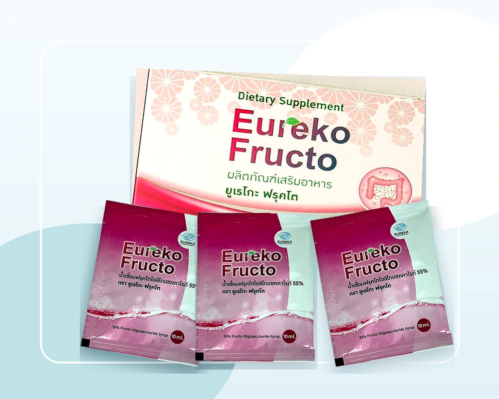 กล่อง Eureko Fructo และซองผลิตภัณฑ์จริงจัดวางแบบภาพสตูดิโอ