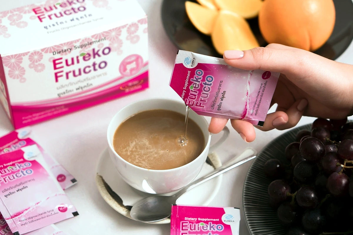 มือฉีกซองจริง Eureko Fructo และเทลงในเครื่องดื่ม